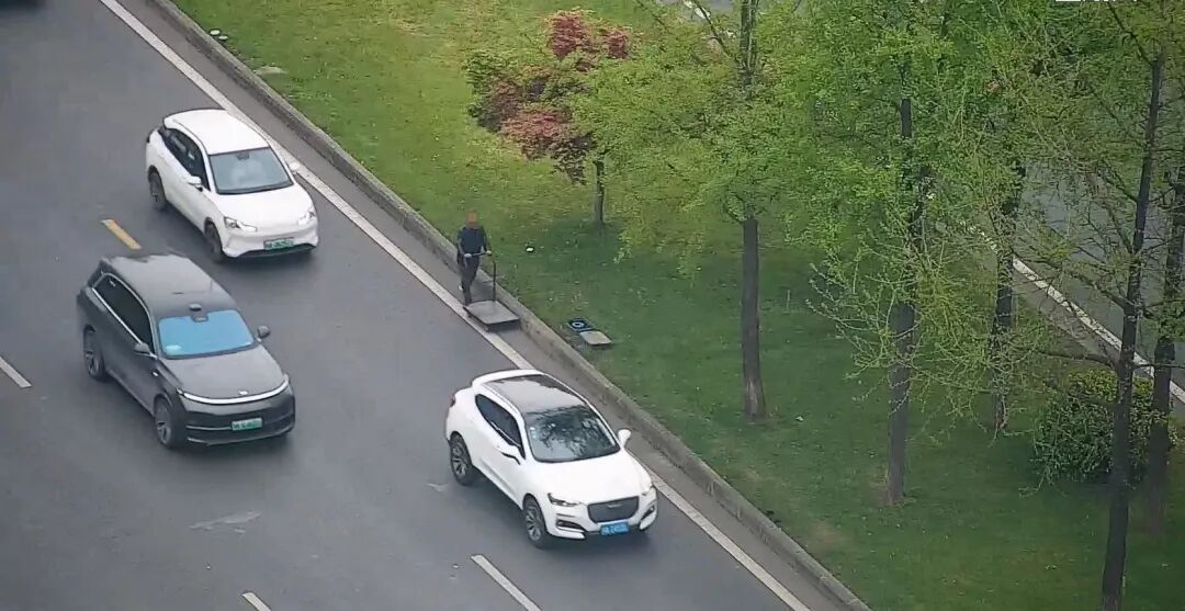 暖心守护！93 岁老人误入三环路主路 交警二分局紧急救助平安送回