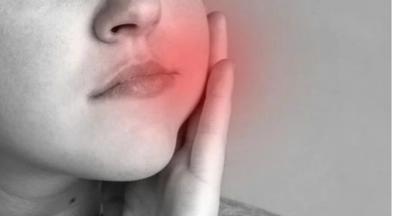 嘴巴疼千万别硬扛，这种“小毛病”拖着不治，可能要命