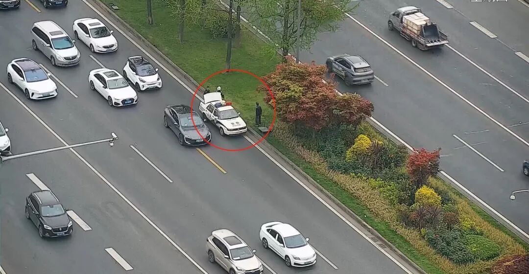 暖心守护！93 岁老人误入三环路主路 交警二分局紧急救助平安送回