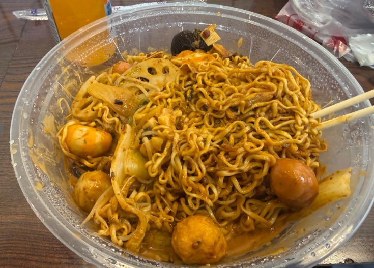 一条腿撑起的小店，一家家小店托举的烟火