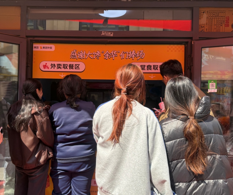 一条腿撑起的小店，一家家小店托举的烟火