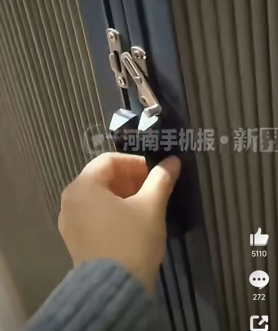 吓一跳!女子住酒店时,床头装饰画一掀惊现"暗门" 吓一跳!女子住酒店时,床头装饰画一掀惊现"暗门"