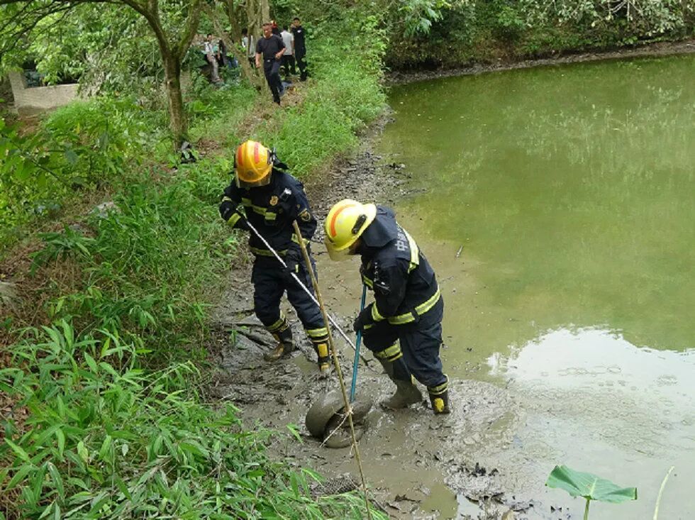 广东一40斤大蟒蛇潜入村民鱼塘开餐,偷鱼未遂后连忙躲进草丛,被消防人员当场揪出 广东一40斤大蟒蛇潜入村民鱼塘开餐,偷鱼未遂后连忙躲进草丛,被消防人员当场揪出