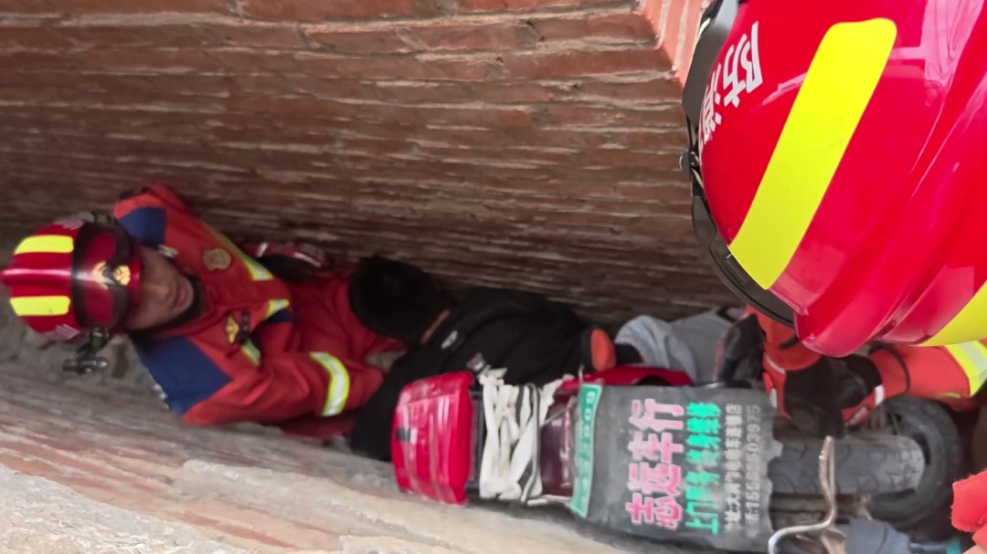 没到年龄就驾驶TA上路！男孩一头扎进墙缝里……