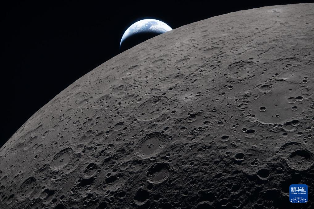 “猎户座”飞船上拍摄的太空影像