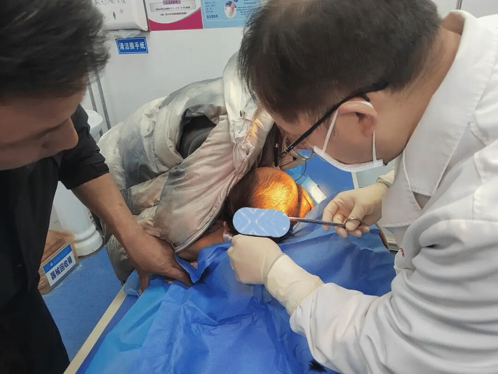 西藏一3岁女童从高处摔落地面，头皮大面积撕脱，重庆援藏医生紧急施救，成功将危重患儿转危为安