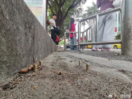 广州一地铁口螺丝凸起多人险被绊倒 广州一地铁口螺丝凸起多人险被绊倒