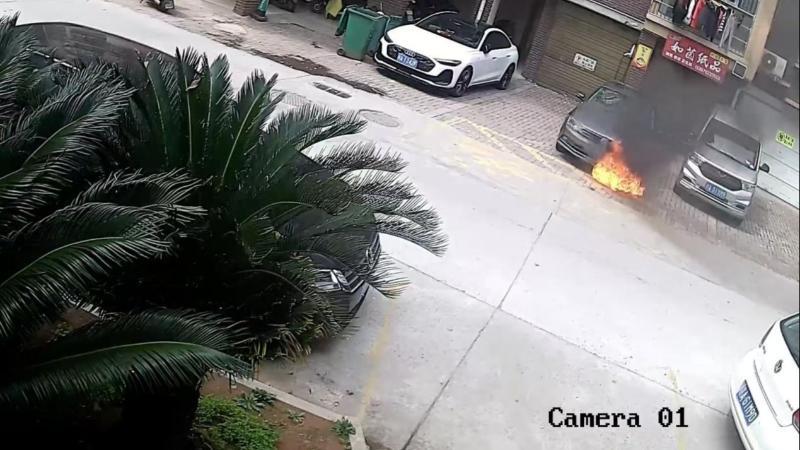 江西九江：小区轿车自燃 热心群众快速处置