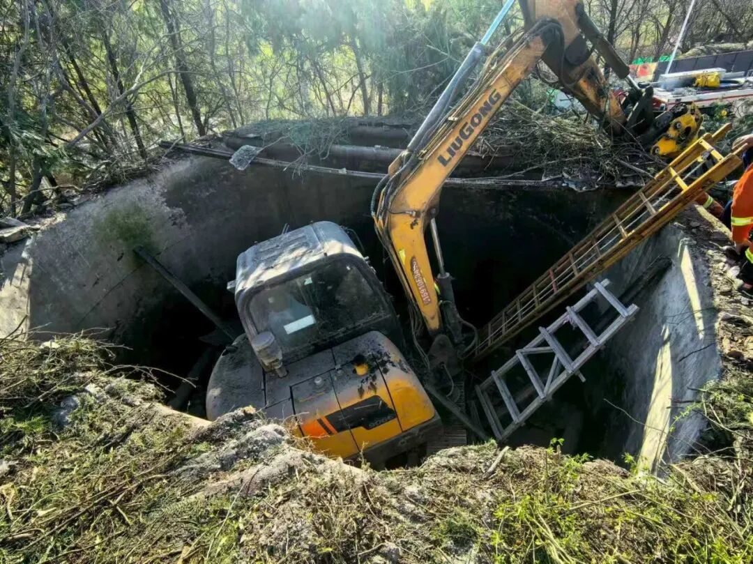 挖掘机坠井司机被困，怀柔消防紧急救援