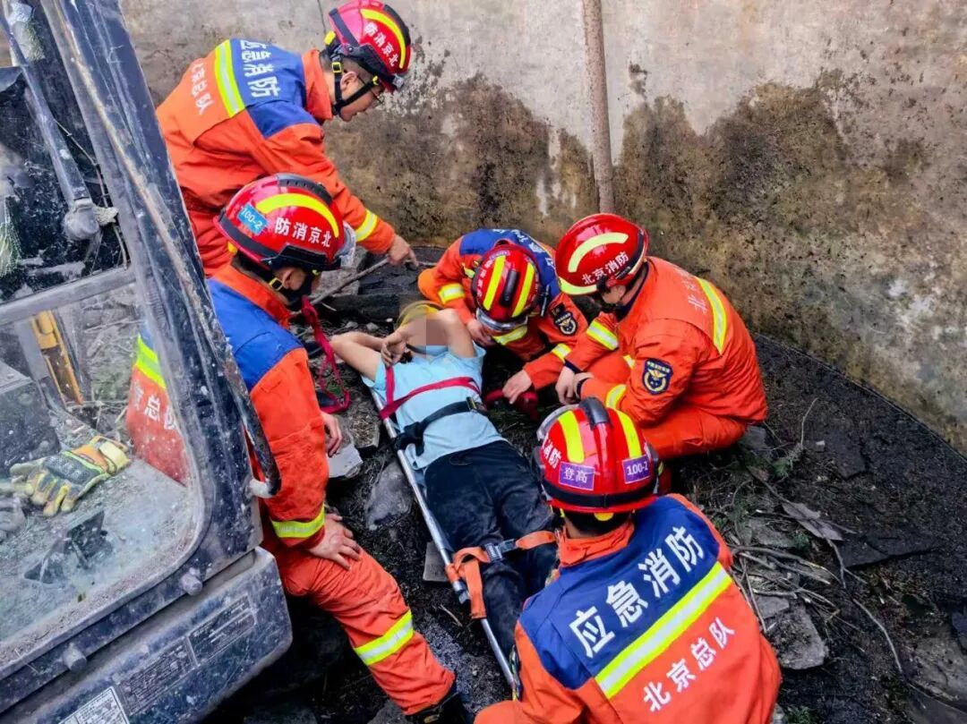 挖掘机坠井司机被困，怀柔消防紧急救援