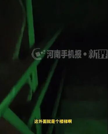 吓一跳!女子住酒店时,床头装饰画一掀惊现"暗门" 吓一跳!女子住酒店时,床头装饰画一掀惊现"暗门"