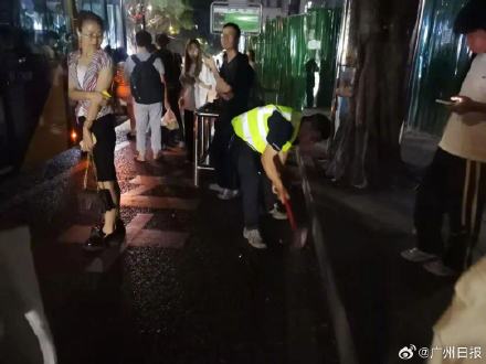 广州一地铁口螺丝凸起多人险被绊倒 广州一地铁口螺丝凸起多人险被绊倒