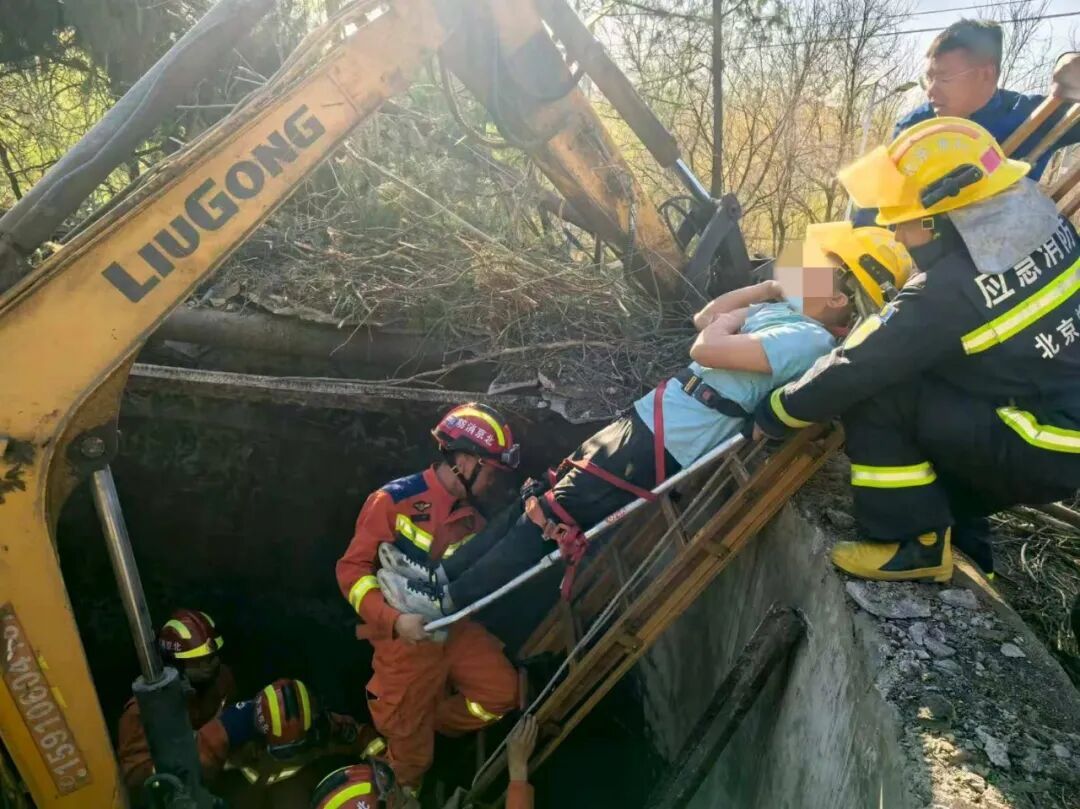 挖掘机坠井司机被困，怀柔消防紧急救援