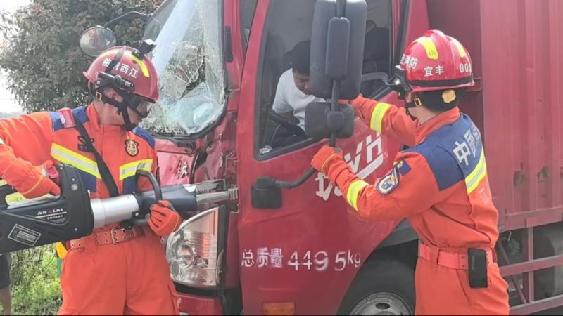 江西宜春：宜丰县发生三车追尾事故 消防破拆救出被困司机