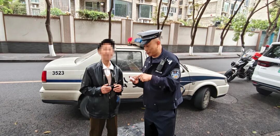 暖心守护！93 岁老人误入三环路主路 交警二分局紧急救助平安送回
