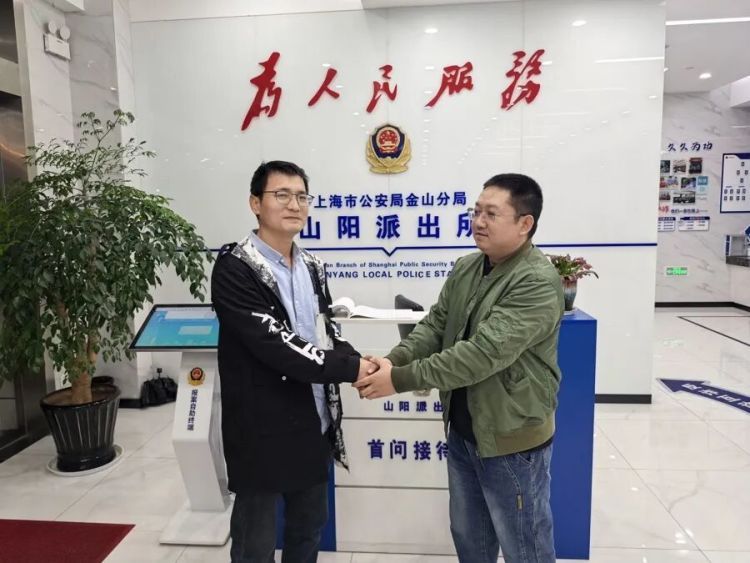 事发上海！7岁男孩落水，37岁男子手机一丢就跳了下去，救人后默默离去……