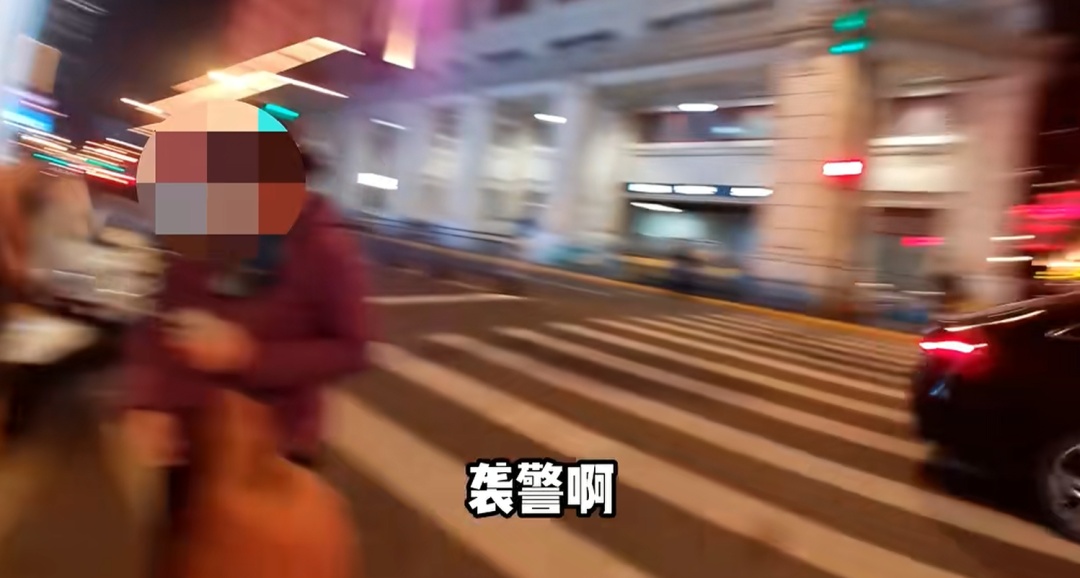 太嚣张！女子马路上违法试图逃离，还公然辱骂踢打民警，上海警方：刑拘