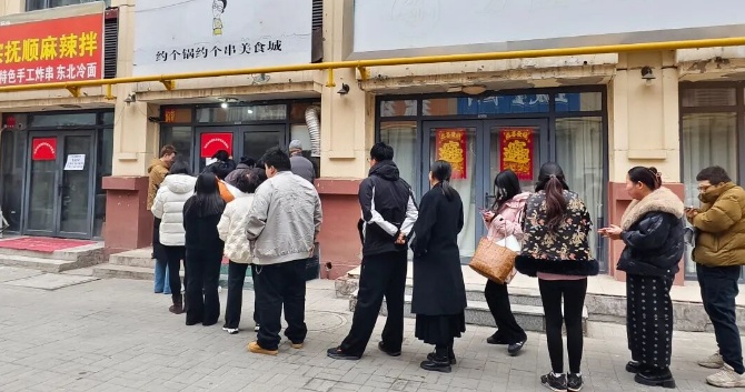 一条腿撑起的小店，一家家小店托举的烟火