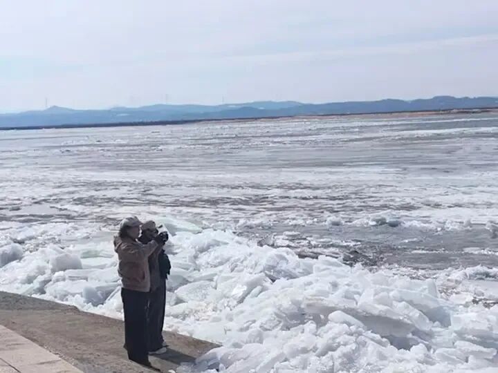 松花江木兰段开江跑冰排 春水润田兆丰年