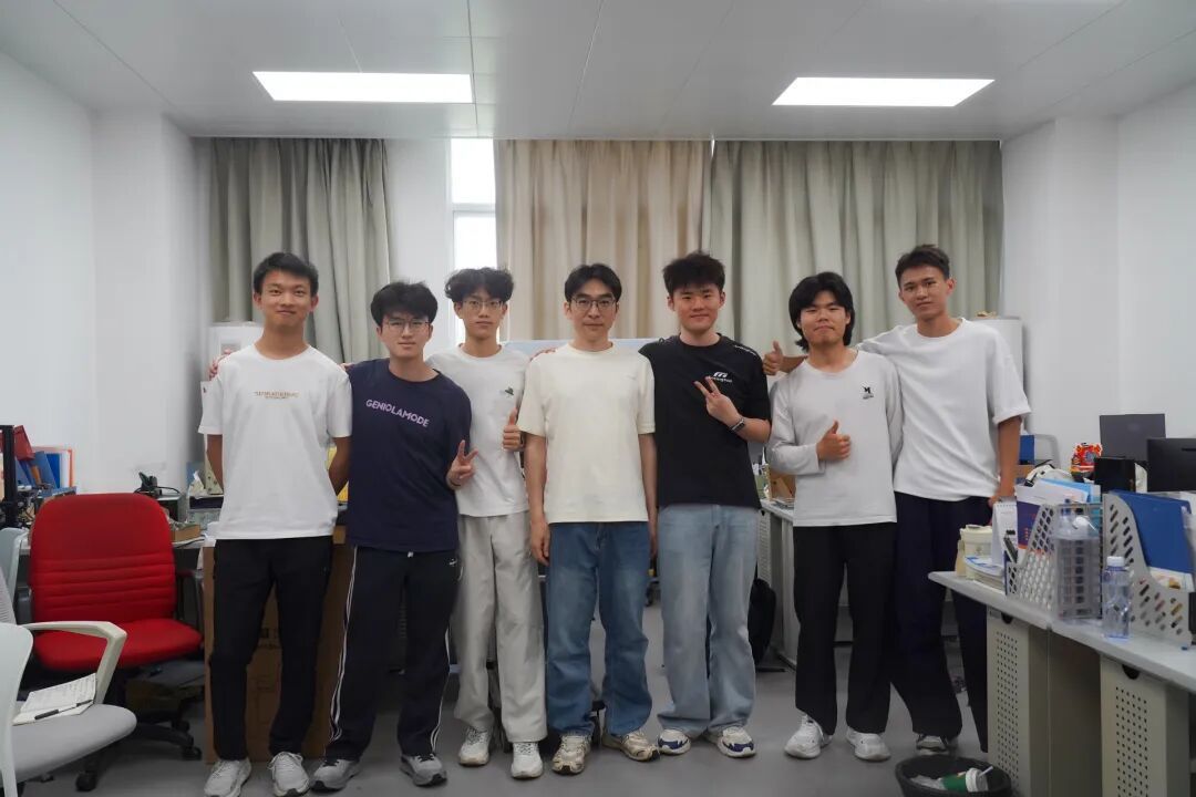 成本仅4万,20天净赚20多万!深圳00后职校生宿舍里AI创业:夯就一个字 成本仅4万,20天净赚20多万!深圳00后职校生宿舍里AI创业:夯就一个字