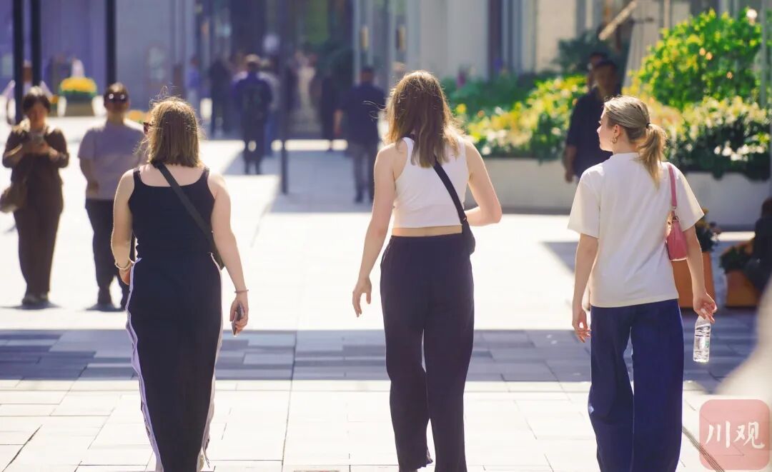 热到穿短袖!四川多地最高气温突破30℃,网友:这就一秒入夏了? 热到穿短袖!四川多地最高气温突破30℃,网友:这就一秒入夏了?