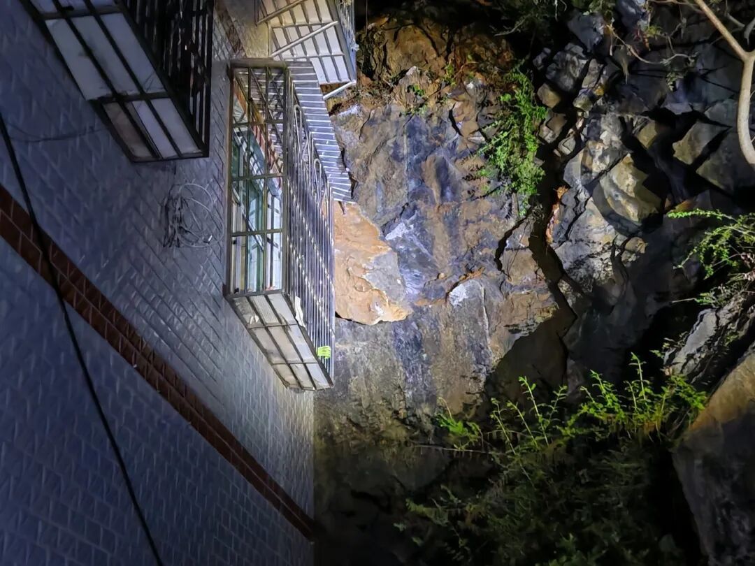 重庆成功处置一危岩崩塌灾情,零伤亡! 重庆成功处置一危岩崩塌灾情,零伤亡!