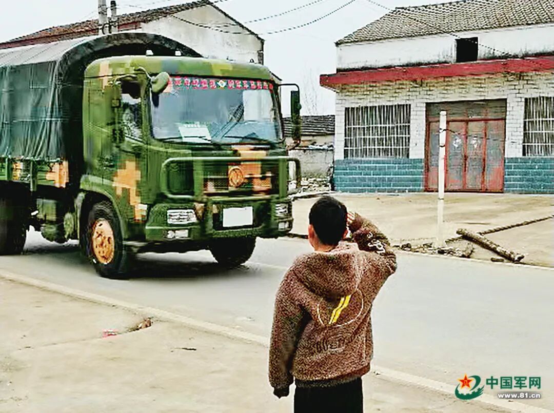 “敬礼少年”再遇“你好班长”，一颗绿色的种子种在孩子心里……