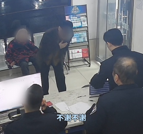 “谢谢你们...”雨里的温情接力,从街头到心头 “谢谢你们...”雨里的温情接力,从街头到心头