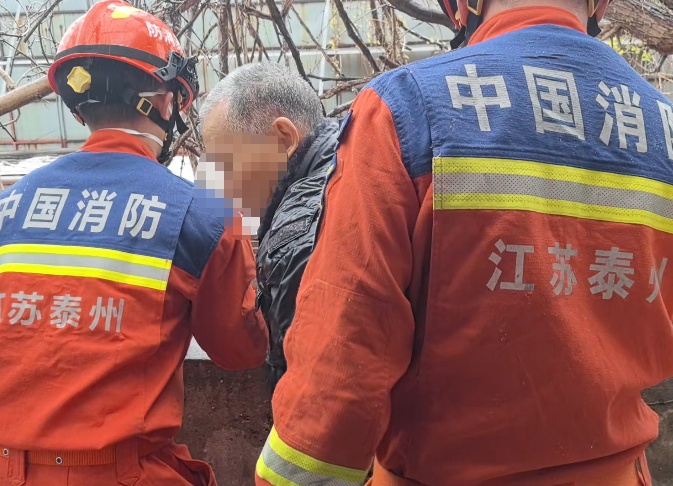 八旬老人在两墙之间等救援，原因简单得让人心疼......