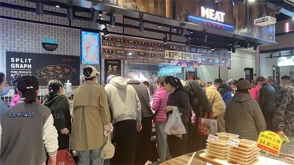 前槽后鞧跌破4元/斤!肉价走低实惠多,市民扎堆囤肉灌肠 前槽后鞧跌破4元/斤!肉价走低实惠多,市民扎堆囤肉灌肠