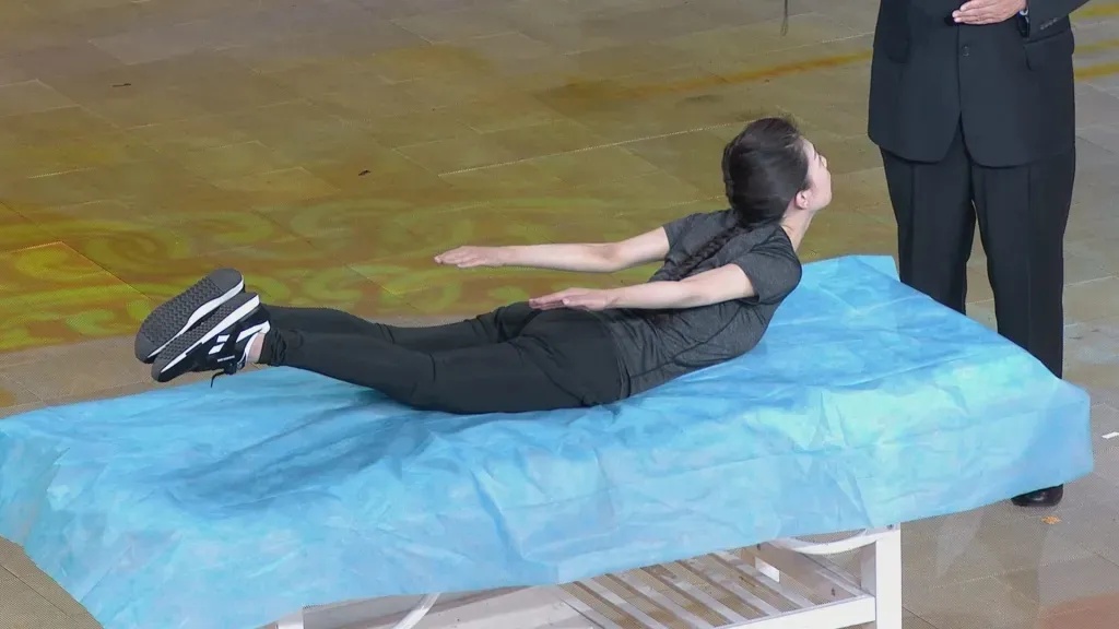 这种椅子坐坏腰椎，两招把腰养回来