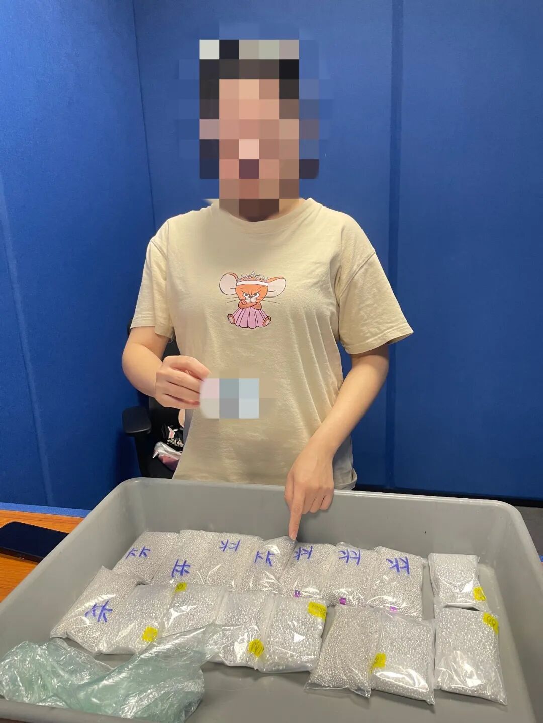 一旅客假扮孕妇进境,肚子绑藏白银颗粒超19千克,被海关现场查获 一旅客假扮孕妇进境,肚子绑藏白银颗粒超19千克,被海关现场查获