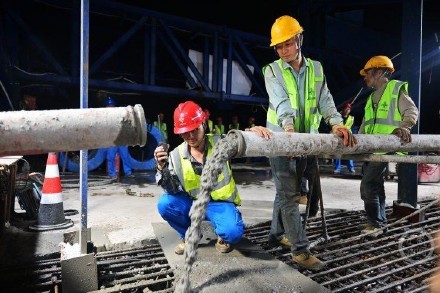 冲刺主桥贯通！宝山嘉陵江大桥主桥首个合龙段浇筑完成