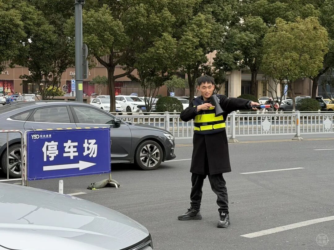 00后保安小哥魔性指挥火了,人称“无锡最嗨保安”!网友:有趣的人真的万里挑一 00后保安小哥魔性指挥火了,人称“无锡最嗨保安”!网友:有趣的人真的万里挑一