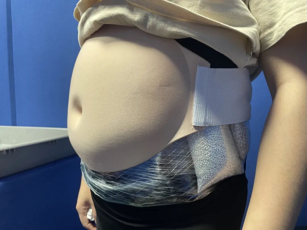 一旅客假扮孕妇进境,肚子绑藏白银颗粒超19千克,被海关现场查获 一旅客假扮孕妇进境,肚子绑藏白银颗粒超19千克,被海关现场查获