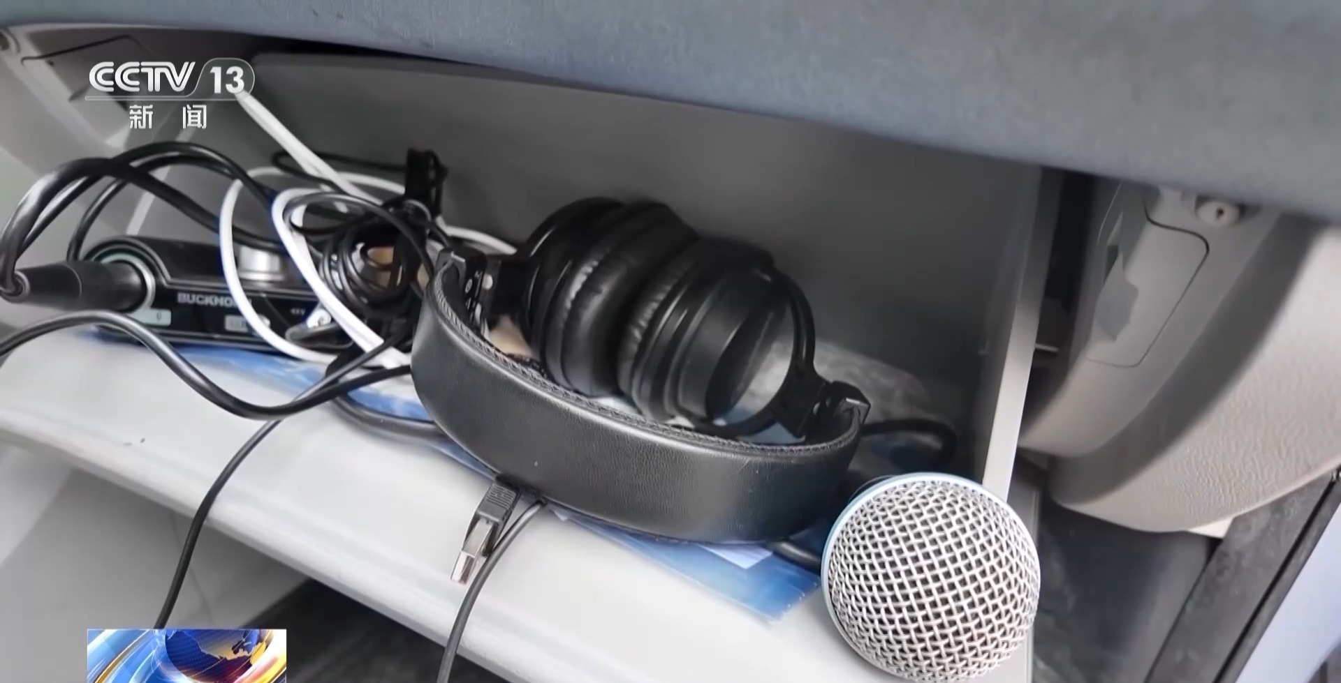 司机开车时手持麦克风唱歌 被交警依法处罚 司机开车时手持麦克风唱歌 被交警依法处罚