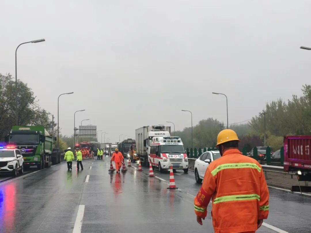 现已全车道放行！今晨，北京东五环发生事故！对早高峰影响明显