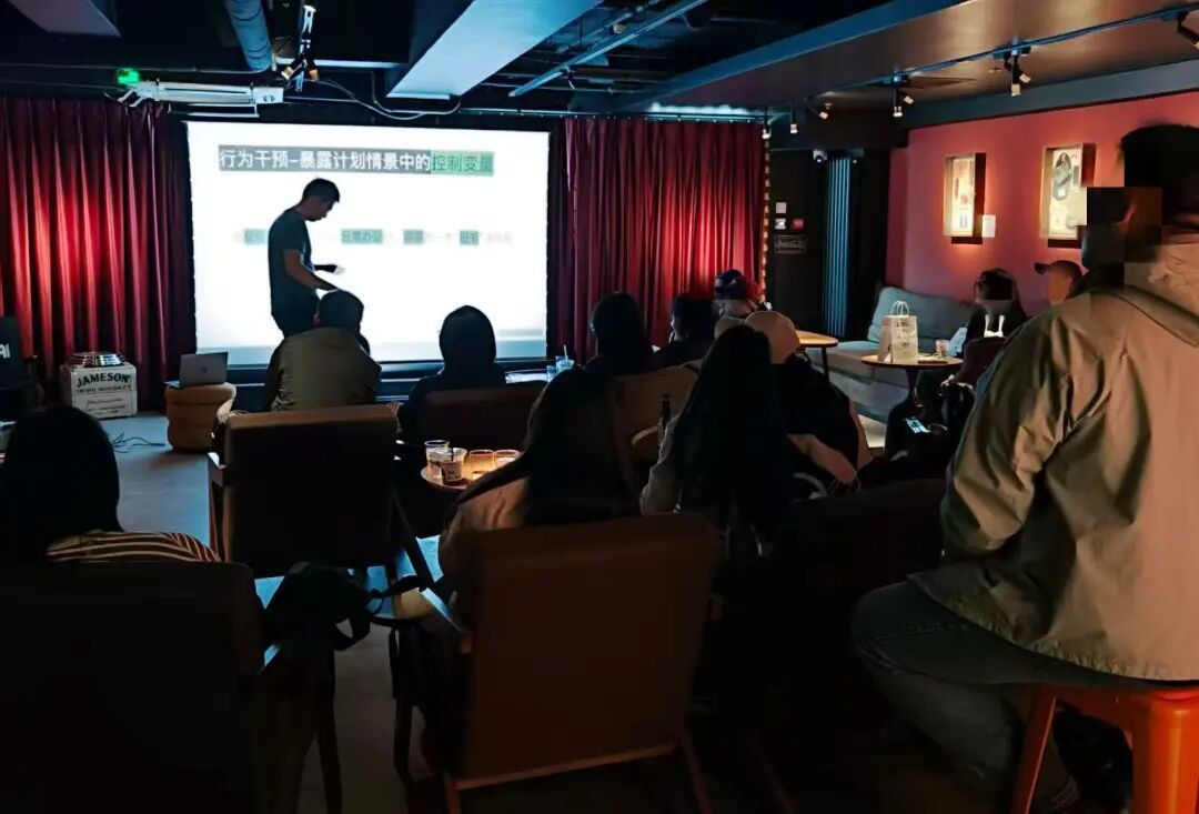 PPT配威士忌,混搭风吹暖学术酒吧 PPT配威士忌,混搭风吹暖学术酒吧