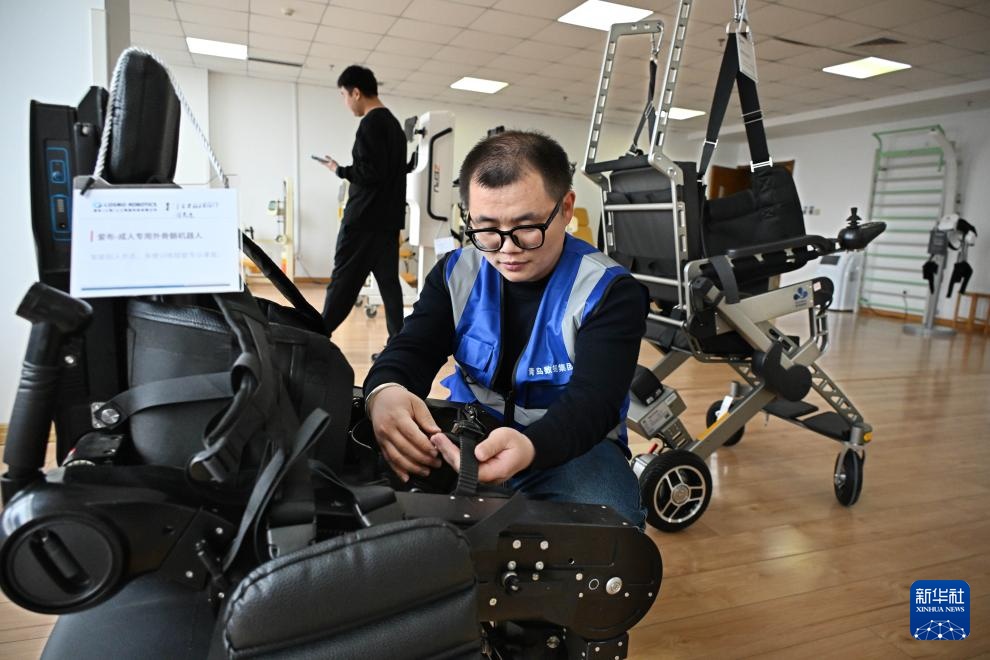 山东青岛：场景训练赋能康养机器人走进现实生活