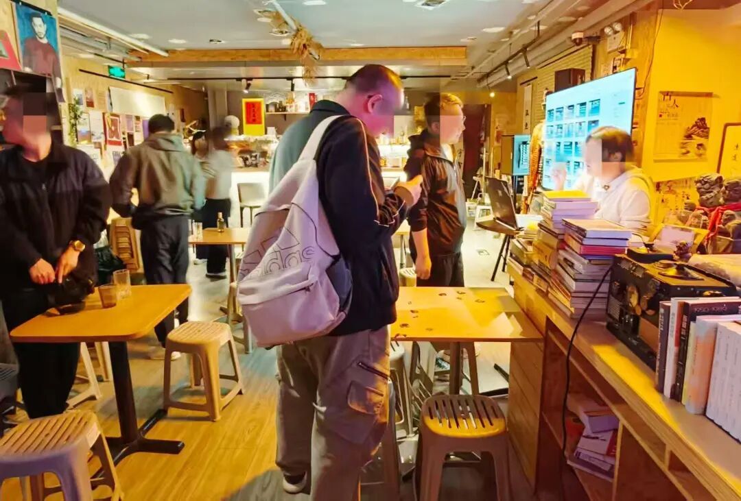 PPT配威士忌,混搭风吹暖学术酒吧 PPT配威士忌,混搭风吹暖学术酒吧