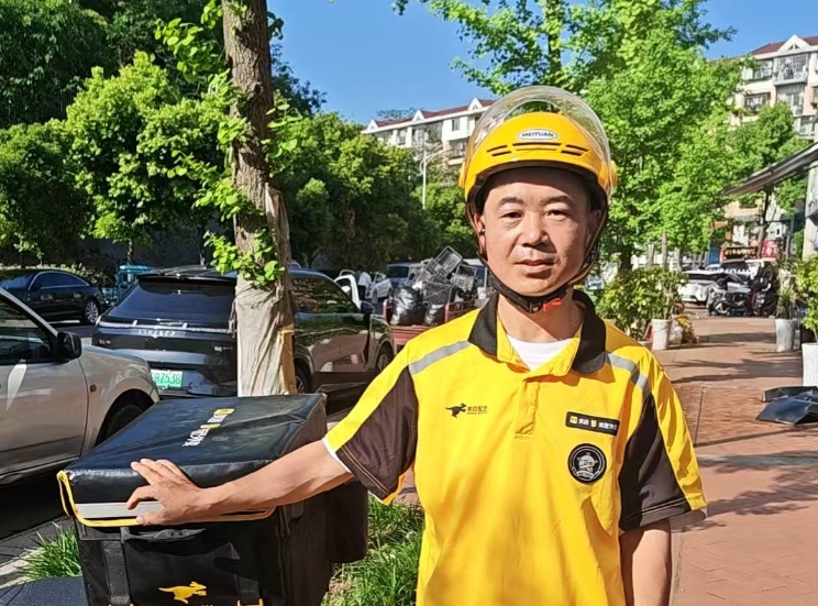 来不及脱头盔，泸州外卖小哥跳井救人！全网点赞