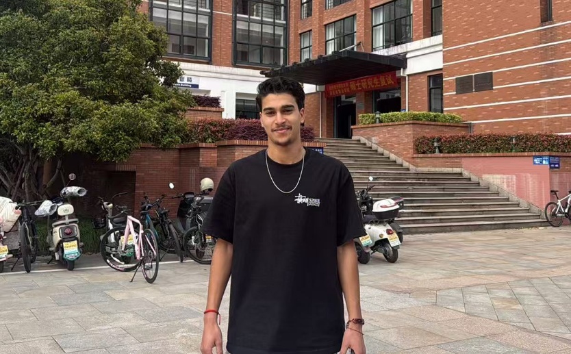 跳湖救人后默默离开，这位外国小伙是谁？