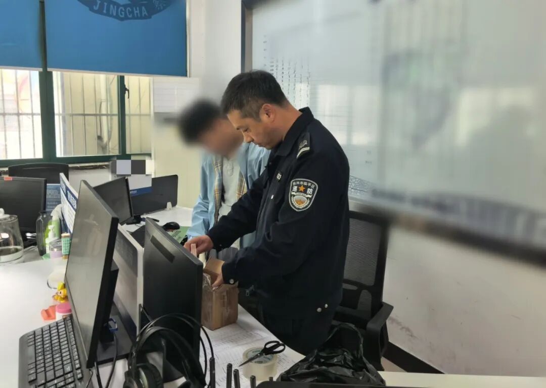 杭州男子带8万元现金打车，被司机直接载到派出所，一通电话让他觉得乘客太可疑