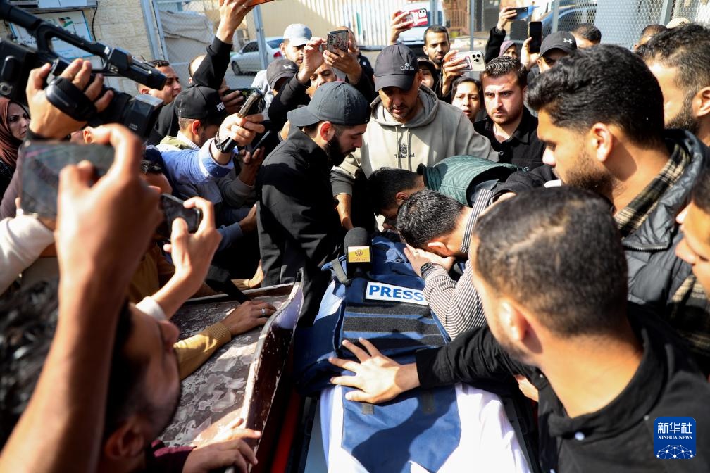加沙地带：为遇难记者送葬