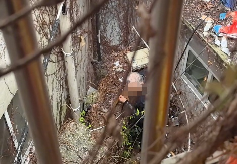 八旬老人在两墙之间等救援，原因简单得让人心疼......