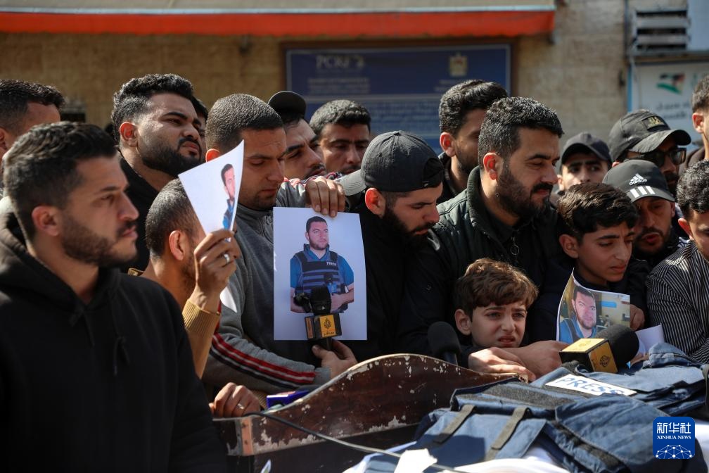 加沙地带：为遇难记者送葬