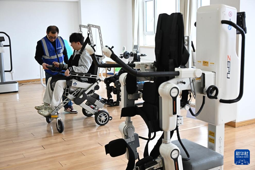 山东青岛：场景训练赋能康养机器人走进现实生活