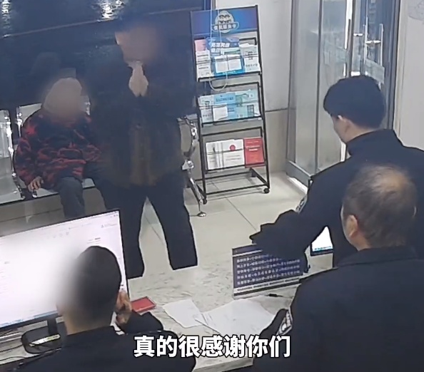 “谢谢你们...”雨里的温情接力,从街头到心头 “谢谢你们...”雨里的温情接力,从街头到心头