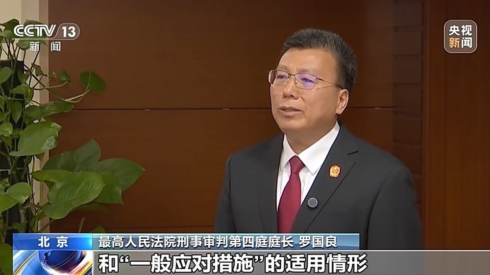 男子谎称航班上有炸弹 法院：构成编造虚假恐怖信息罪判刑