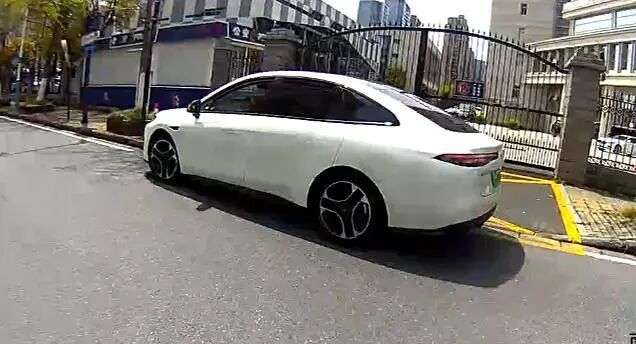 杭州男子带8万元现金打车，被司机直接载到派出所，一通电话让他觉得乘客太可疑